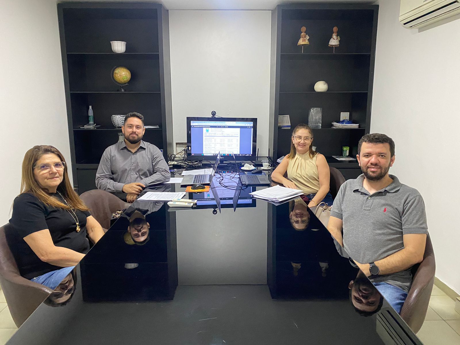 A procuradora do IPMP, Dra. Inez Santos e a servidora Rosela Vasconcelos participando de mais um treinamento junto a empresa Serconprev sobre benéficos previdenciários, na mesma oportunidade a Procuradora fez a prova para receber a certificação profissional junto Secretaria da previdência Social- SPREV